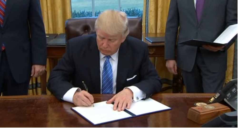 美國總統川普簽署行政命令，宣布退出TPP。（翻攝自影片）