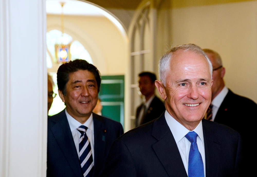 日本首相安倍與澳洲總理滕博爾14日於雪梨。（湯森路透）