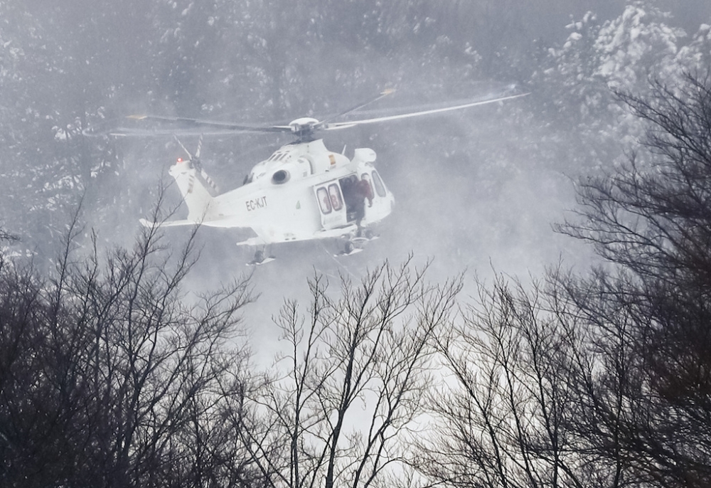 一架義大利救援直升機24日在義大利中部山區墜毀，機上6人目前生死未卜。（本圖並非失事的直升機）（美聯社）