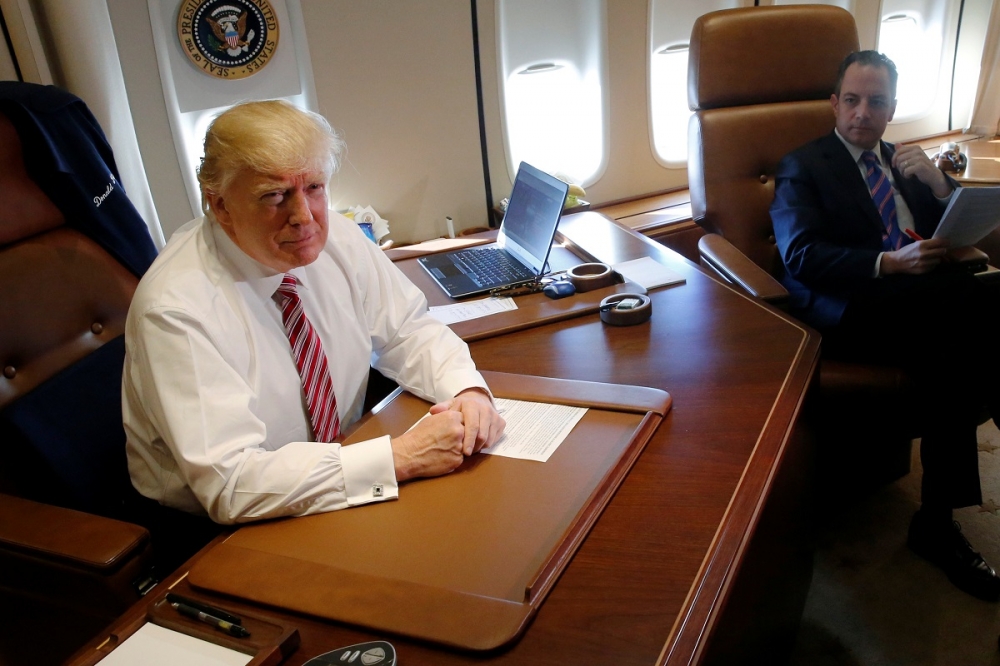 美國總統川普與宮幕僚長蒲博思26日於空軍一號上。（湯森路透）