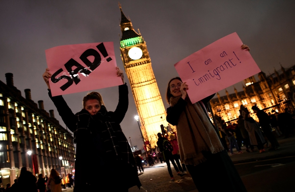 倫敦民眾30日抗議川普的移民禁令。（湯森路透）