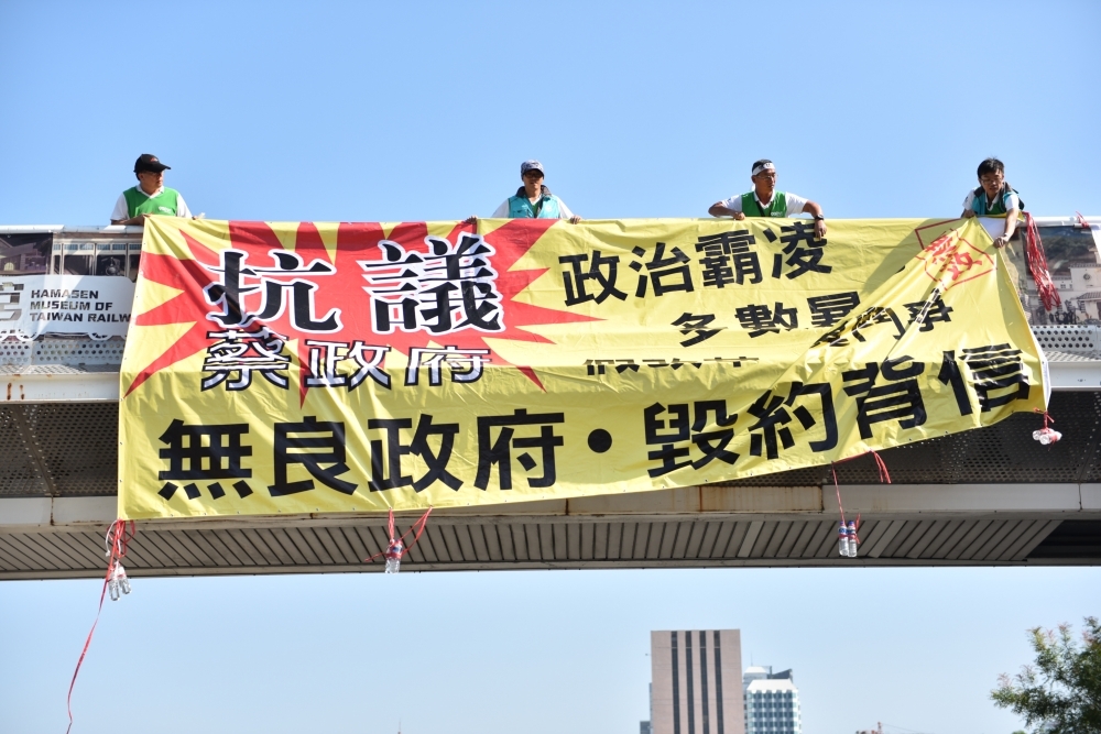 政府意欲推動年金改革，遭到許多軍公教團體抗議，但就客觀的數據而言，台灣的年金改革如果不積極推動，的確會導致各種退休基金都破產的命運。（攝影：李昆翰）