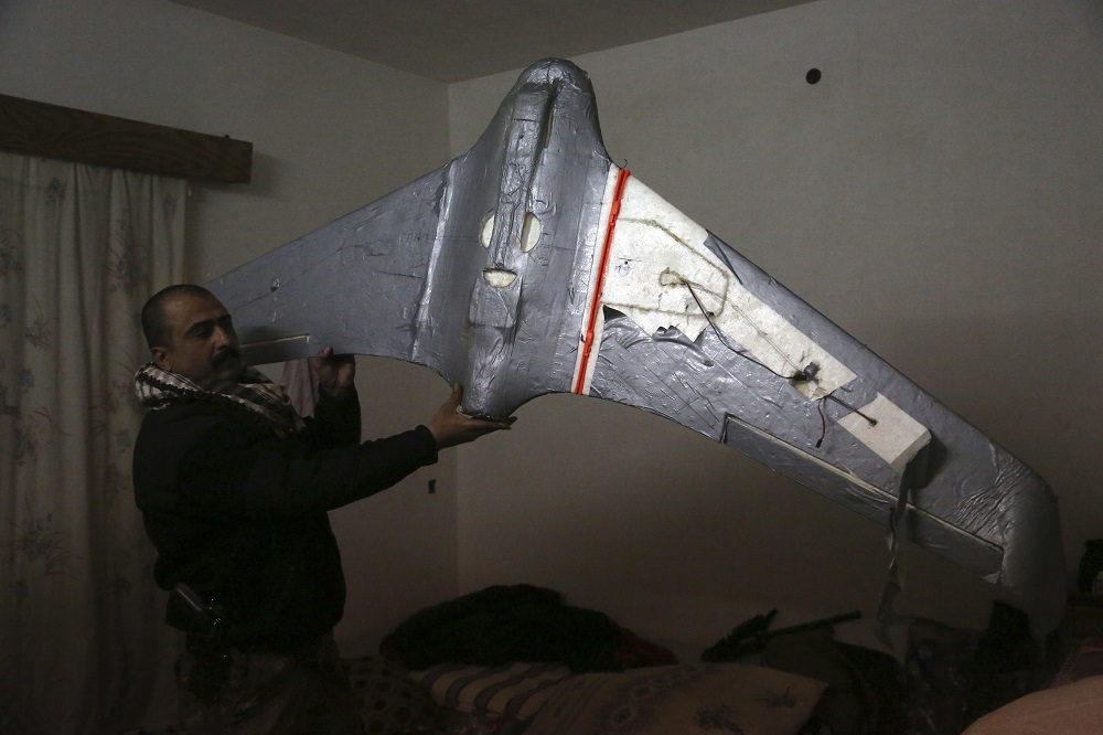 1月27日，伊拉克軍官與IS無人機。（美聯社）