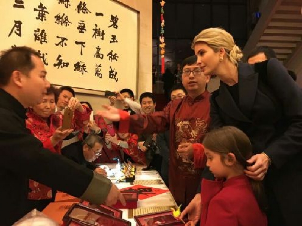 美國第一千金伊凡卡帶著5歲的女兒阿拉貝拉參加中國新年招待會。 （翻攝自《博訊新聞網》）