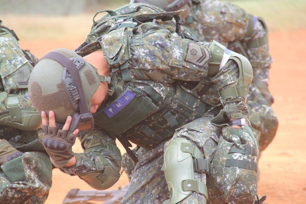 陸軍長青操演士兵著最新個人戰鬥裝備進行測試。（國防部提供）