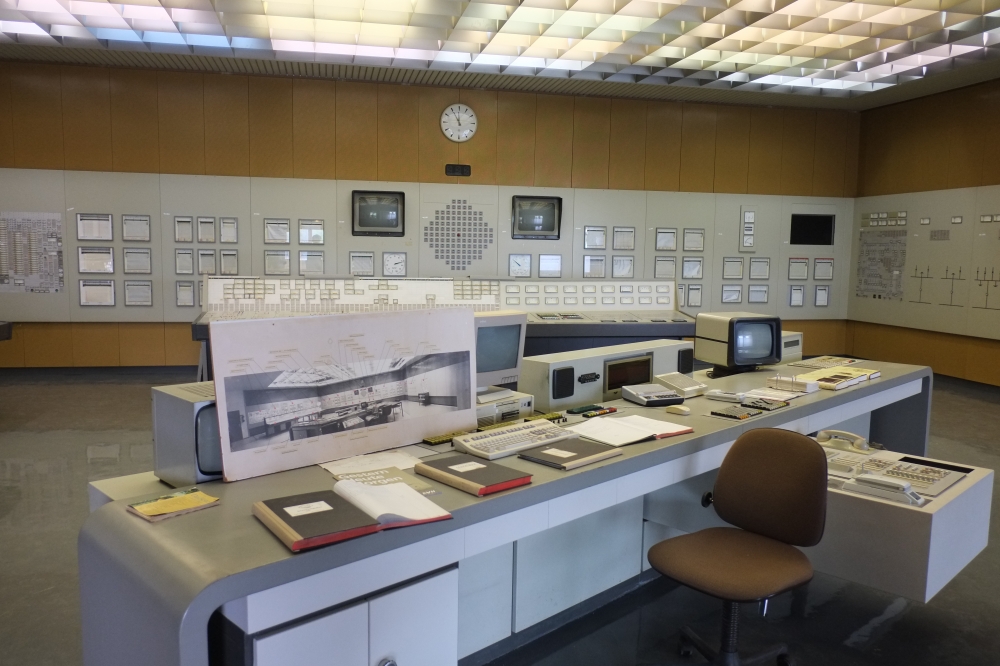 奧地利茲威騰朵夫核電廠的中央控制室，如今人去樓空，不過桌上仍放著當年值班核能工程師的紀錄，彷彿他們不久前才離開。（ 攝影：林育立）