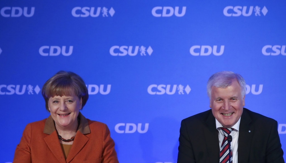 「基民黨」（CDU）主席梅克爾與姊妹黨「基社盟」（CSU）主席澤霍費爾6日宣布，將一同備戰9月聯邦大選。（湯森路透）