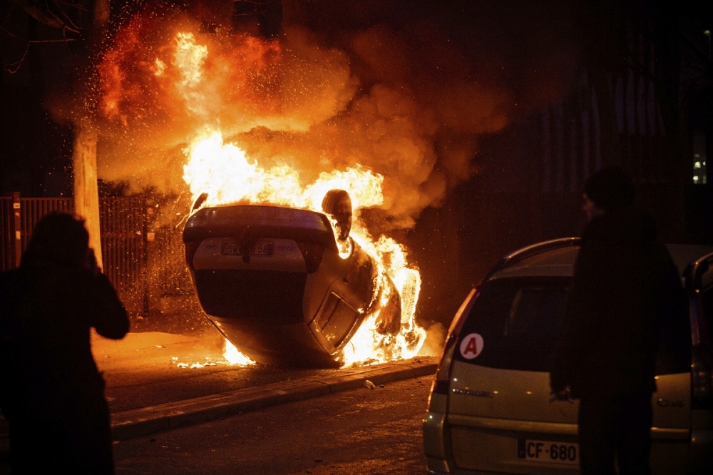 一輛汽車在博比尼11日的抗議中著火燃燒。（美聯社）