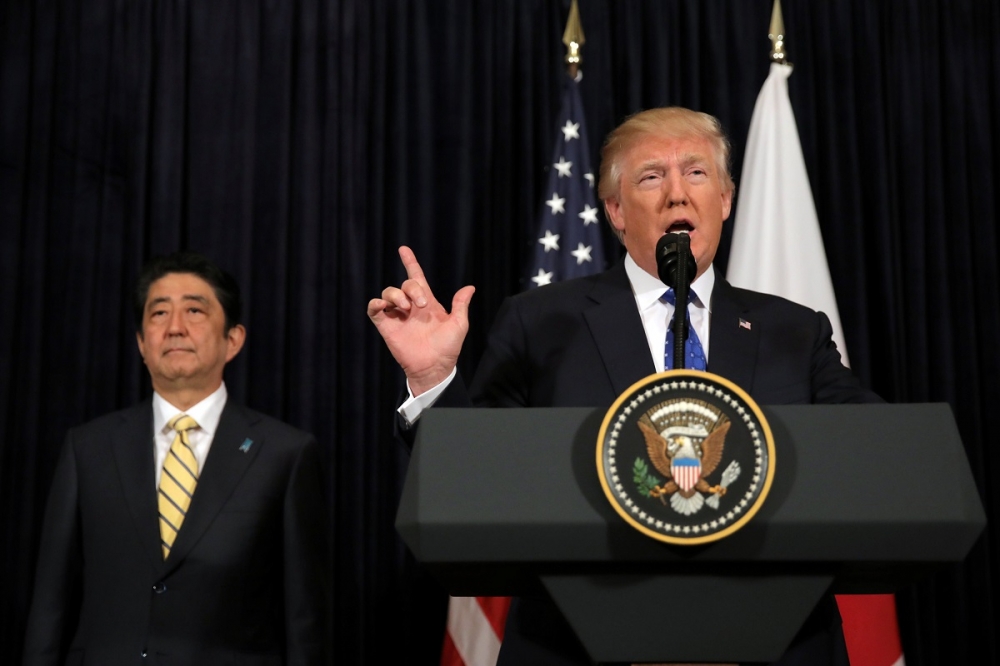 美國總統川普（右）與日本首相安倍晉三（左）12日召開聯合記者會。（湯森路透）