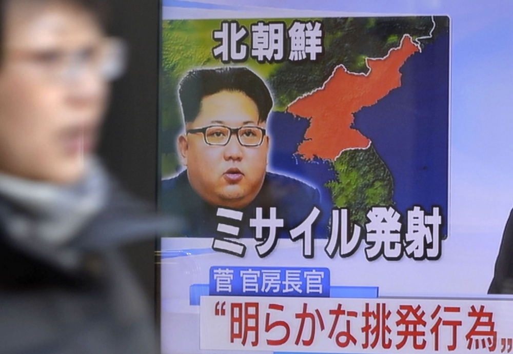 東京一處電視螢幕於12日報導北韓飛彈試射。（美聯社）