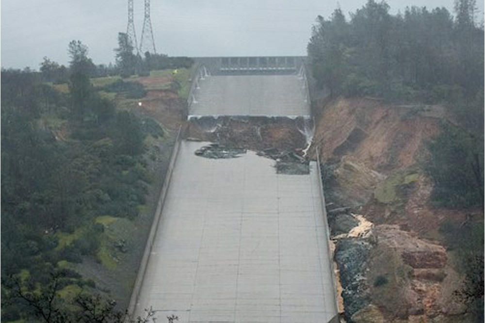 奧羅維爾水壩的緊急洩洪道遭嚴重侵蝕。（湯森路透）