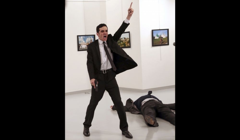 2016年12月19日，俄羅斯駐土耳其大使卡洛夫（Andrey G. Karlov）遭非值勤的警察阿爾丁塔斯（Mevlut Mert Altintas）槍殺；由歐茲畢栗齊拍攝，獲得2017年度照片大獎。（美聯社）