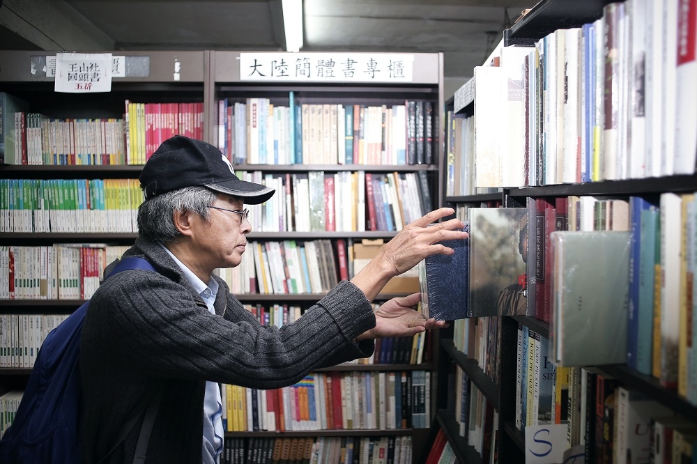 縱然經歷過「被失蹤」的事件，林榮基談問題總是樂觀的。他舉田園書屋等這些「二樓書店」為例，證明香港仍有奮戰的希望；談香港政治已然是北京的禁臠，他認為這反而激起年輕世代挺身而出。（攝影：陳品佑）