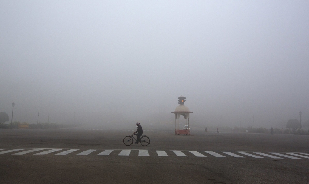 印度新德里籠罩在濃霧中。（美聯社）
