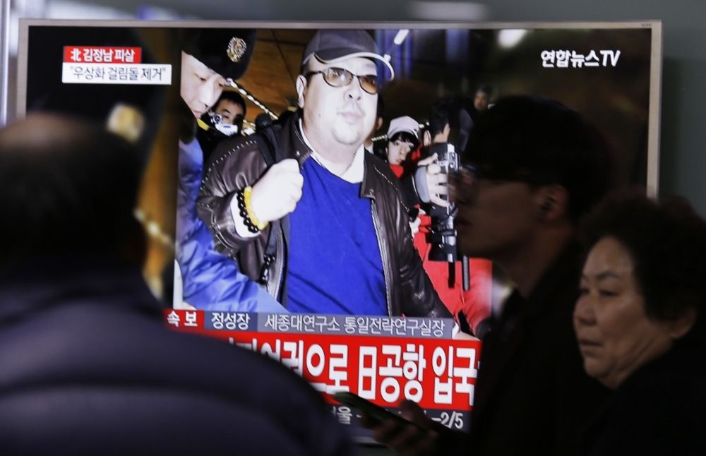 金正男遇刺身亡後，南韓首爾地鐵的電視螢幕上播出相關報導。  （美聯社）