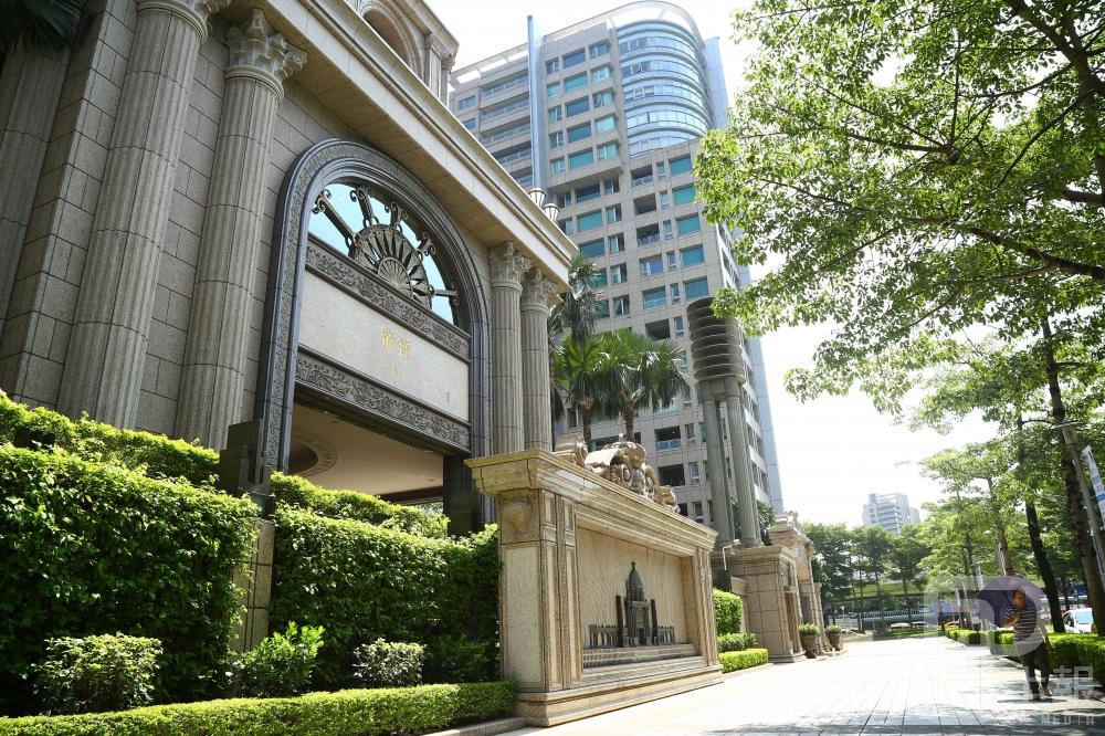 列為台灣十大豪宅的帝寶不少人搶買，但雖屋齡超過10年，至今還有一保留戶，曾有人出價7億元以上，但宏盛建設堅持不賣，反將它拿來當教學教室。(攝影：陳品佑）