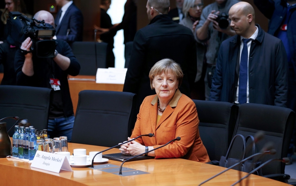德國總理梅克爾16日出席在柏林的聽證會。（湯森路透）