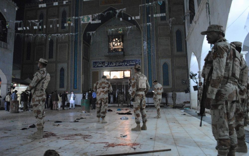 巴基斯坦一處神壇16日發生自殺攻擊，現場血跡斑斑。（美聯社）