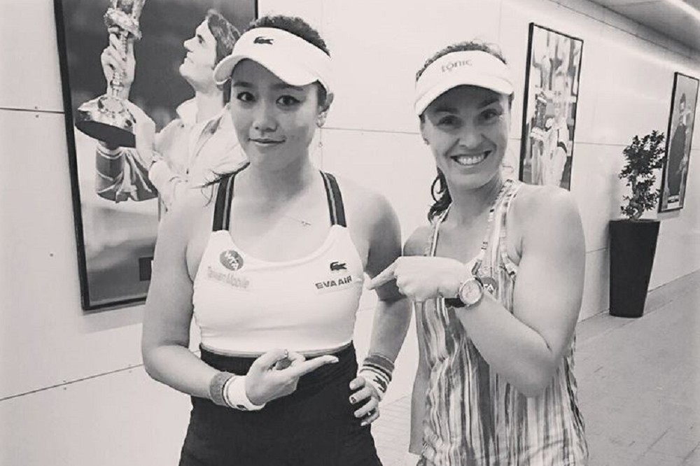 台灣網球好手詹詠然（左）與前世界球后辛吉絲（Martina Hingis）搭檔，兩人再度聯手以直落二的盤數擊敗對手，輕鬆晉級4強。（翻攝自Martina Hingis臉書）