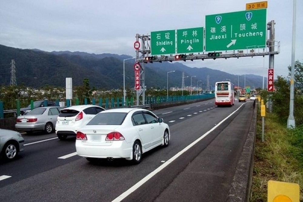 228連假將近，高速公路局規劃了相關交通疏導措施，實施期間從2月25日至28日共4天，請民眾多加注意。（翻攝自高公局網站）