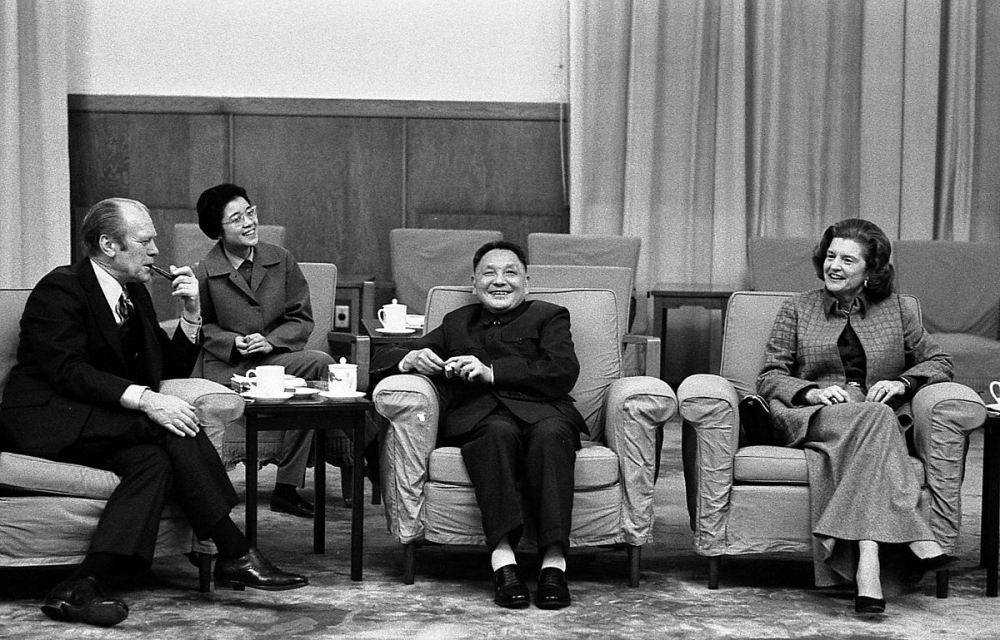 2月19日鄧小平逝世20周年，官方紀念相對冷淡，中國知識份子以及媒體則大為高調地舉著這把似是而非的紅旗。（1975年，鄧小平與來訪的美國總統福特夫婦會談／維基百科）