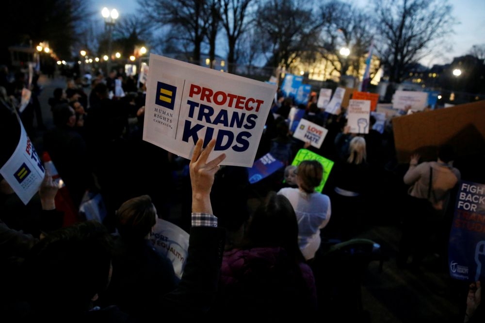 川普22日否決學校設置跨性別廁所，平權人士於白宮外抗議。（湯森路透）