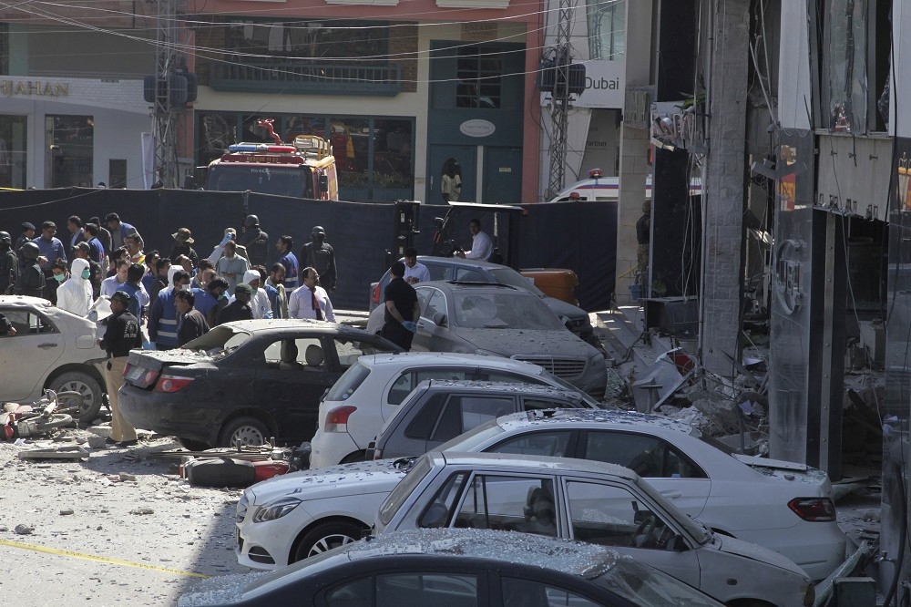 巴基斯坦東部拉合爾市一家高檔的購物中心23日驚傳遭遇炸彈攻擊，至少造成8死20傷。（美聯社）
