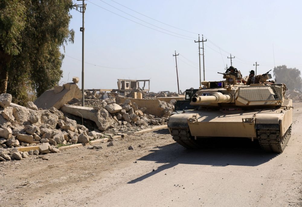 伊拉克政府軍的坦克車行經重新奪回的摩蘇爾機場。　　（湯森路透）