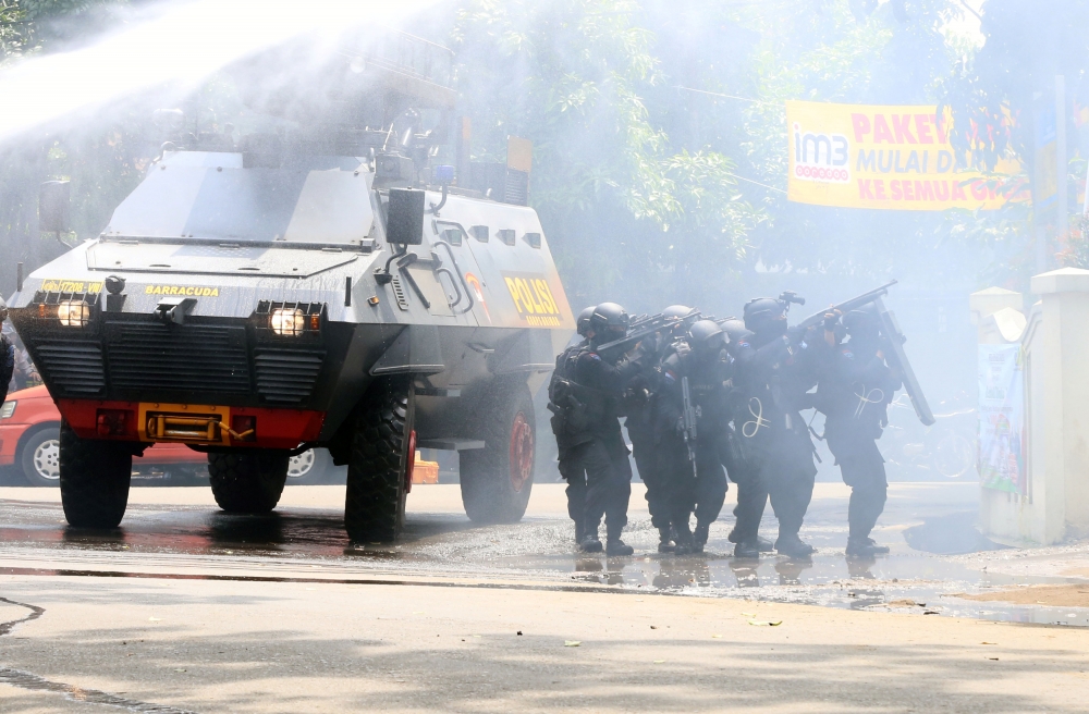 印尼警方接近嫌犯一度占領的政府大樓。（湯森路透）