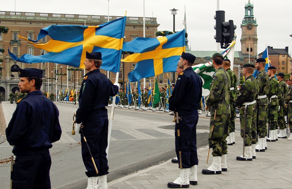 瑞典軍人在斯德哥爾摩的皇宮外排練。（湯森路透）