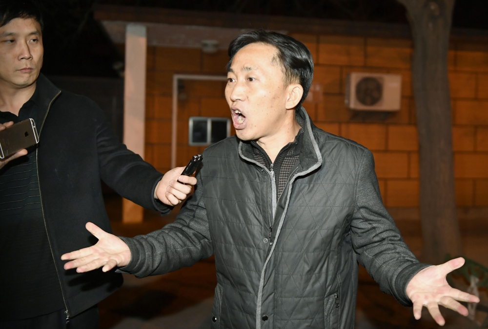 金正男案唯一一名落網的北韓籍嫌犯李正哲4日在北韓駐中國大使館前與各國媒體談話。（美聯社）
