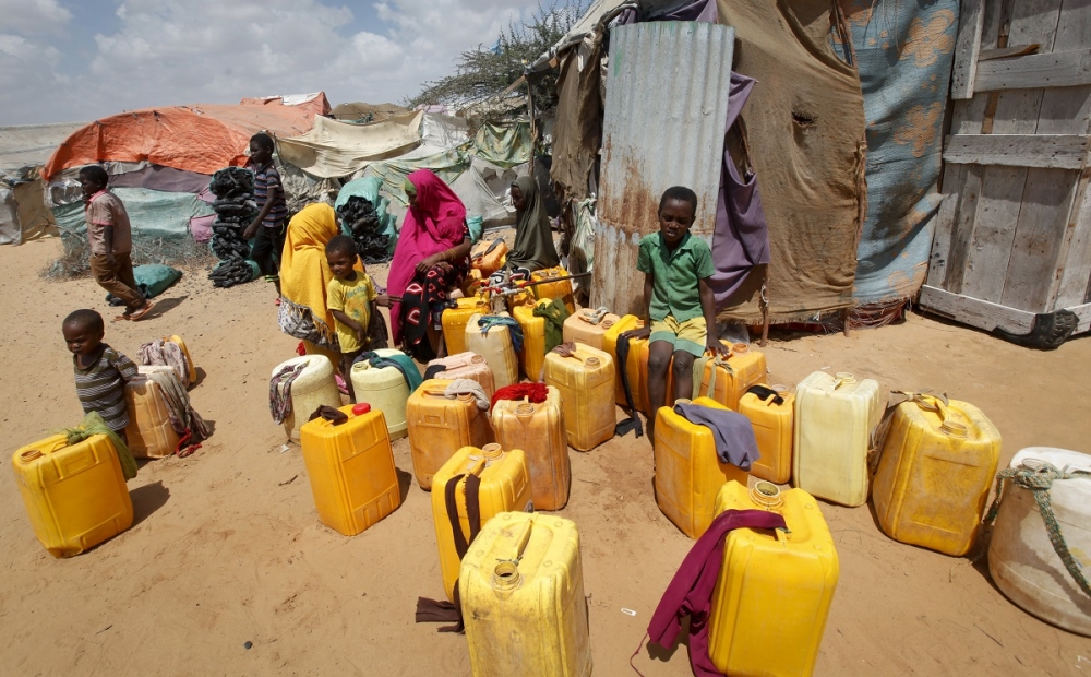 來到摩加迪休尋求援助的人民排隊等待裝水。（美聯社）