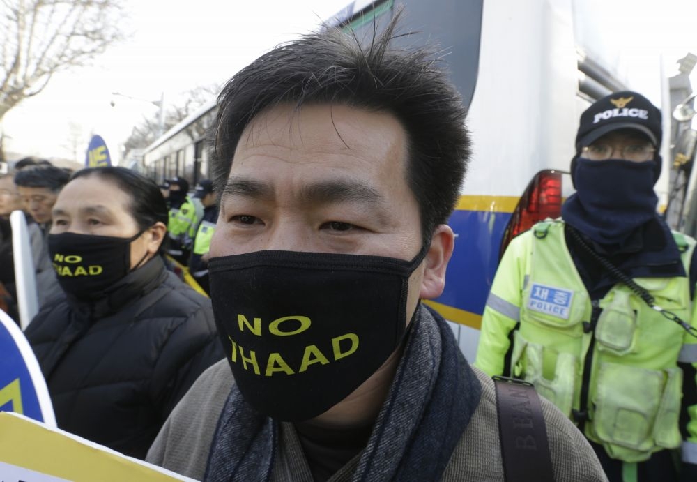 2月28日，南韓民眾上街抗議THAAD部署。（美聯社）