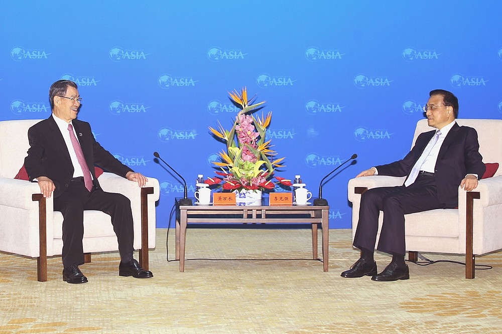 2016年博鰲論壇時，蕭萬長（左）與中國國家總理李克強會面，雙方就兩岸共同關切議題交換意見。（取自兩岸共同市場基金會）