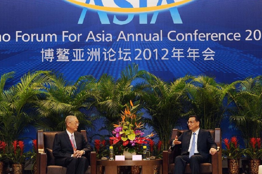 2012年的博鰲論壇，剛當選副總統的吳敦義（左），也曾循蕭萬長模式，與當時的中國國務院副總理李克強見面。（取自新華社）
