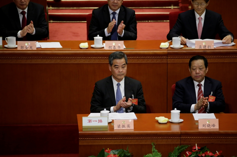 表決結果公布後，梁振英隨即被請上主席台第一排就座，躋身中國國家領導人行列。（湯森路透）
