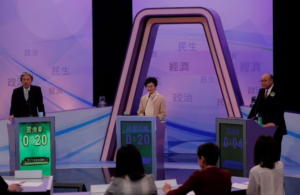 3位香港特首候選人曾俊華（左起）、林鄭月娥、胡國興14日一同出席香港特首論壇進行辯論。（湯森路透）