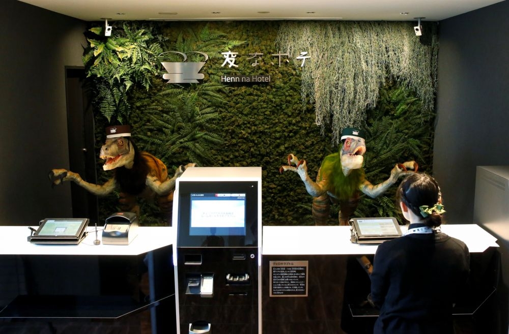 全由機器人服務的怪奇飯店櫃檯站著兩隻恐龍機器人為您服務。（湯森路透）