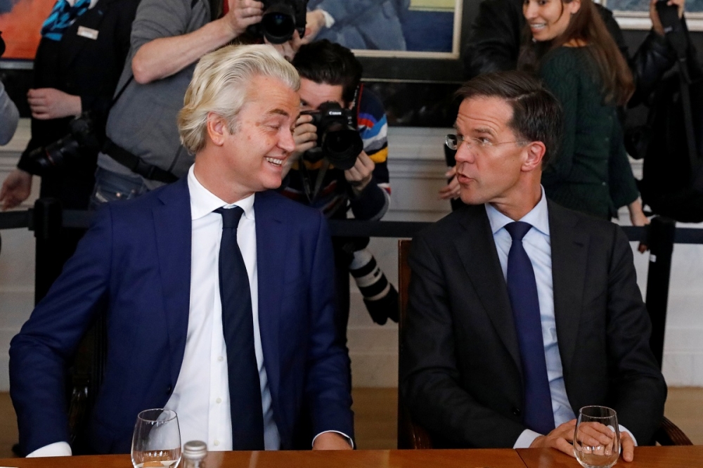 荷蘭「自由黨」黨魁威爾德斯（左）與「自由民主人民黨」黨魁呂特（右）16日於海牙。（湯森路透）