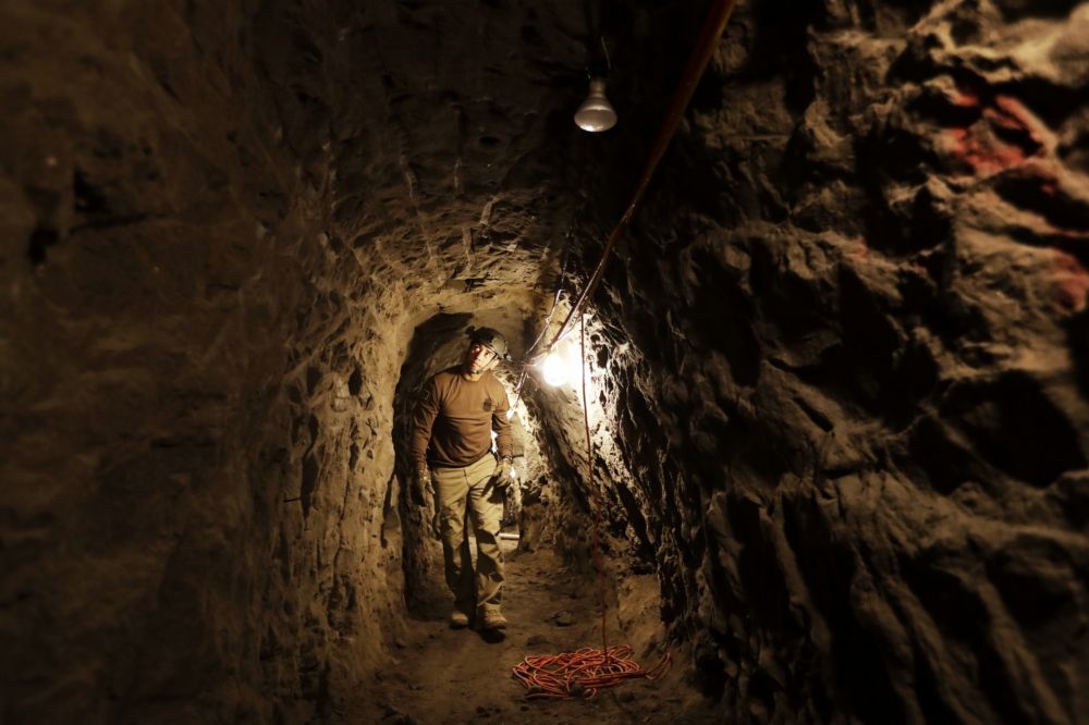 美國執法人員「隧道之鼠」巡邏地底運毒通道。（美聯社）