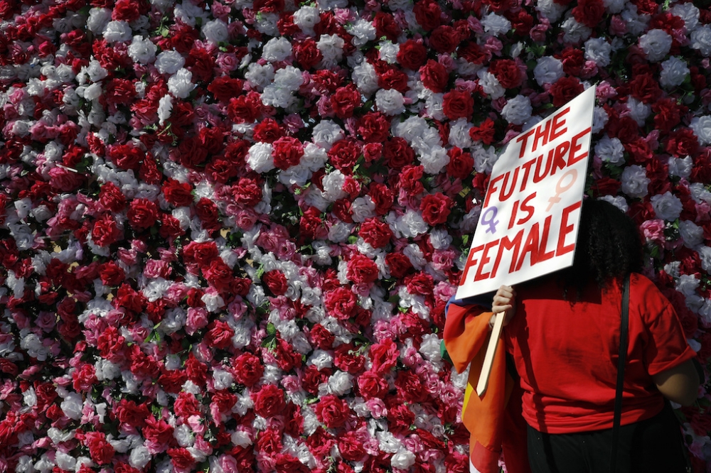 美國洛杉磯市民於3月8日慶祝國際婦女節，標語上寫著：「未來屬於女性」。（美聯社）