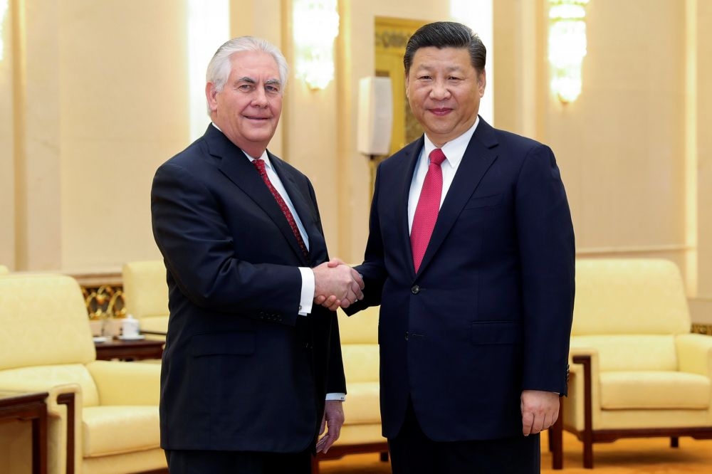 提勒森（左）19日與習近平（右）會談時表示，川普期待有機會到中國訪問。　　（湯森路透）