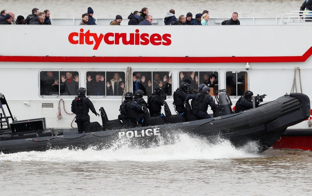倫敦武裝警察19日執行反恐演練，操練解救遊艇乘客的項目。  （湯森路透）