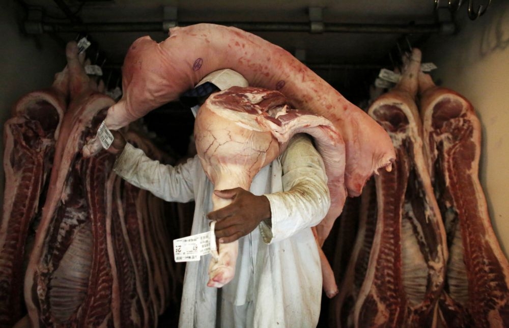 巴西當局17日揭發國內多間大型凍肉加工廠長年外銷及內售腐爛牛肉、禽肉。（湯森路透）