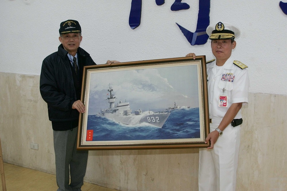海軍戰鬥系統工廠廠長張鳳強少將（右），險些在退伍前三個月被懲處而調離現職。（國防部提供）