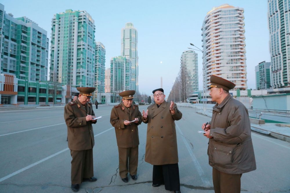 北韓領導人金正恩16日指導平壤施工現場。（湯森路透）