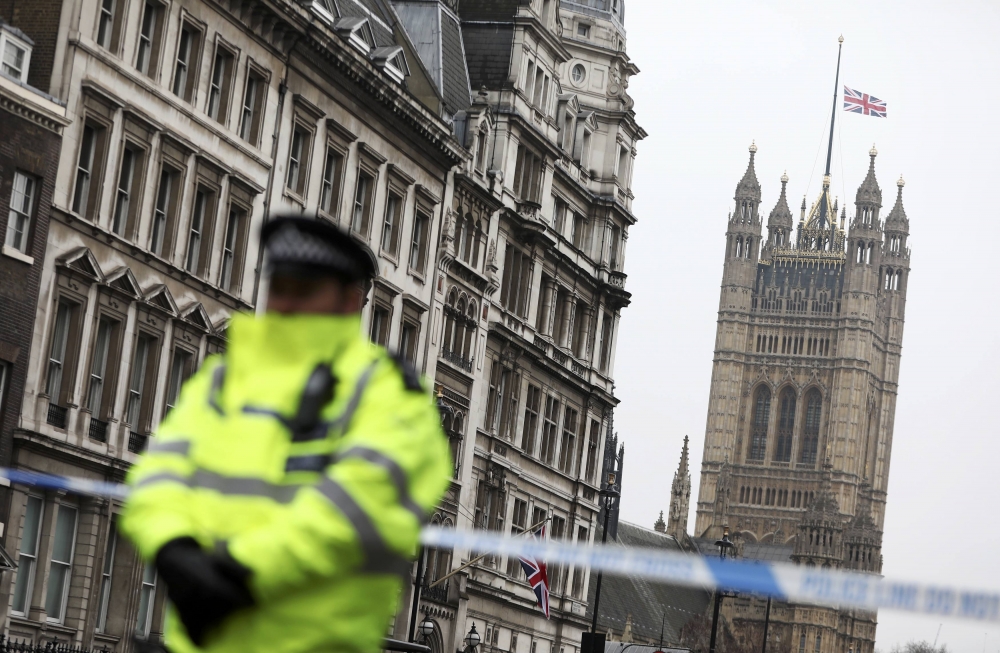 英國倫敦22日下午遭到恐怖攻擊，國會降半旗致哀。（湯森路透）