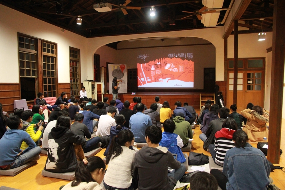 《反五輕運動》放映結束，由透南風工作室總編輯余嘉榮與觀眾分享於後勁的訪調觀察。（TIDF提供）