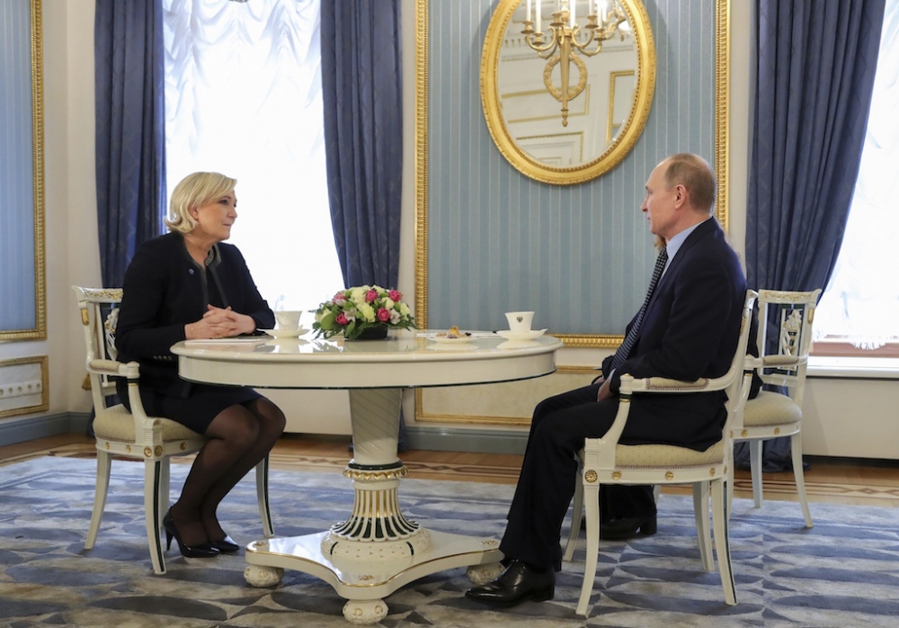 法國極右派總統候選人勒潘在表定行程外與普京會面。（美聯社）