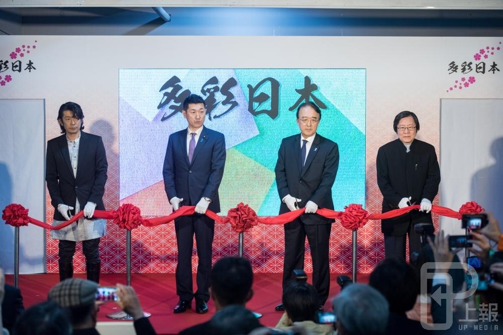 日本總務副大臣赤間二郎（左2）25日因出席活動來台，亞東關係協會會長邱義仁（右1）表示，這一趟走得不輕鬆，更不難看出「台日命運多麼緊密結合」。（攝影：李昆翰）